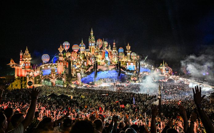 Ondanks het regenweer dansten ook de voorbije weekends weer 400.000 bezoekers zich de ziel uit het lijf op Tomorrowland 2023.