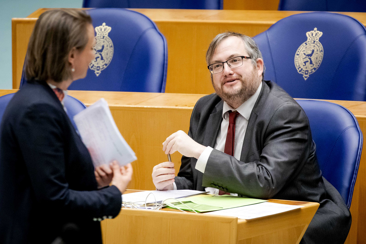 Laura Bromet (GroenLinks) en Frank Futselaar (SP) tijdens een debat in de Tweede Kamer over de stikstofwet.  Beeld ANP