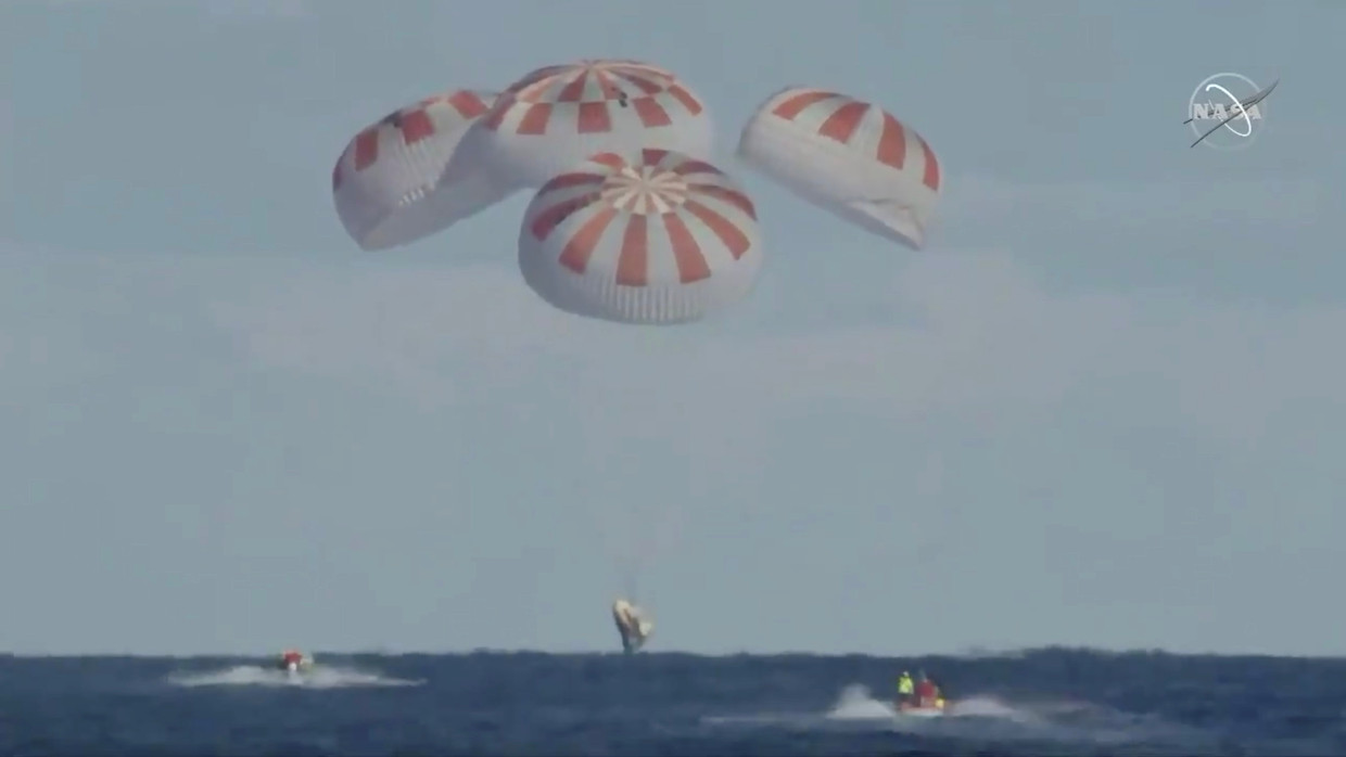 De Crew Dragon is vandaag omstreeks 14.45 uur Belgische tijd in de Atlantische Oceaan neergekomen Beeld REUTERS