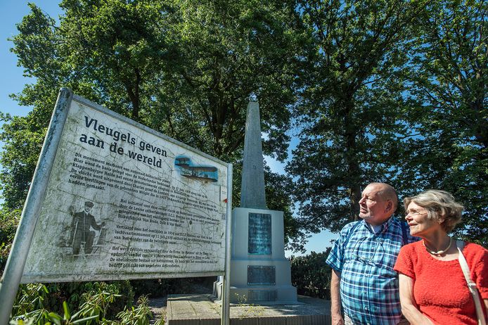 Giel was als voorzitter zeer betrokken bij de Stichting Eerste Gemotoriseerde Vlucht in Nederland. Hier samen met Gerda Godrie bij de gedenknaald aan de Rijsbergseweg.