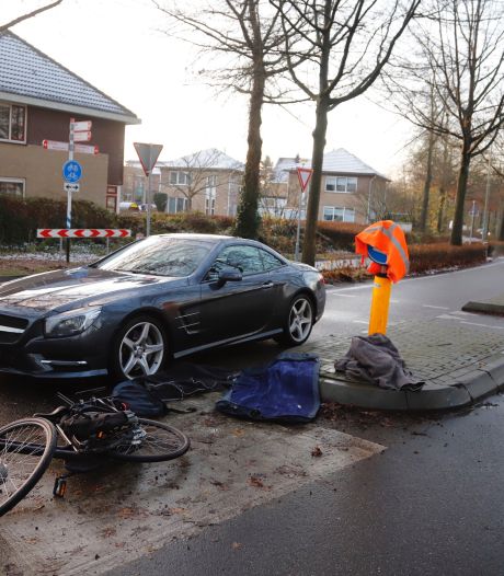 Jonge fietsster aangereden door auto op Veldweg in Mook