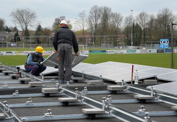 Archieffoto: zonnepanelen op het dak van de kantine van HVV'24 in Hulst.