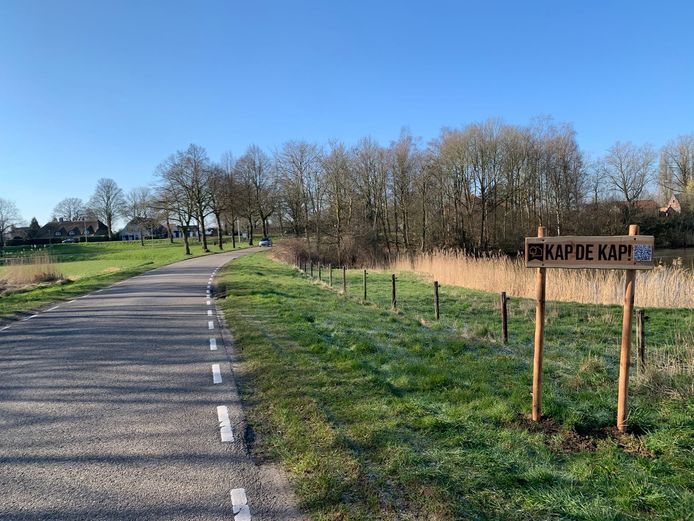 Een bordje van Het Vlijmens Lint om de aandacht te trekken voor de bomen en bosschages die gekapt gaan worden.