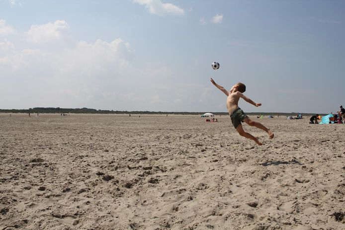 TE HOOG - Lekker een potje voetballen op het strand bij Ouddorp strand met zoon Noud (5). Dat vereist soms vreemde capriolen om de bal te kunnen houden.