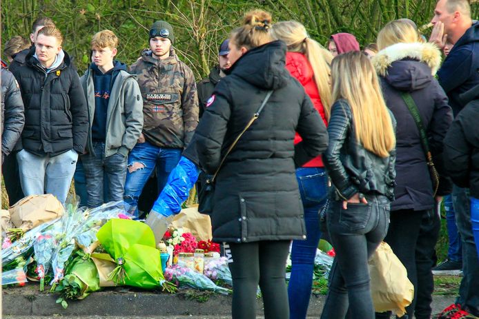 Een eerbetoon op de Heeklaan in Helmond: de plek waar zaterdagnacht drie jongens om het leven kwamen.