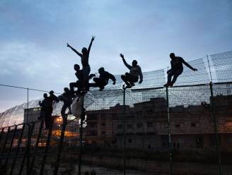 Honderden migranten bestormen hek Spaanse enclave in Marokko