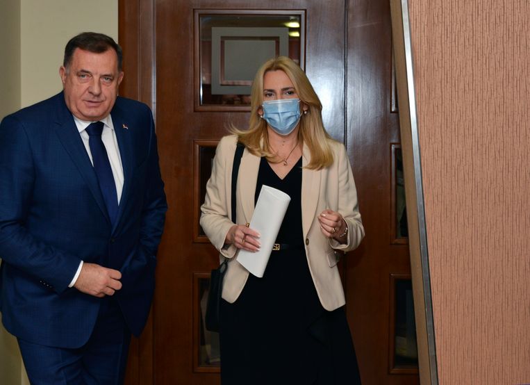 Milorad Dodik, het Bosnisch-Servische lid van het driekoppige presidentschap van Bosnië, en Zeljka Cvijanovic, president van de  Republika Srpska, bij de parlementaire sessie afgelopen vrijdag. Beeld AP