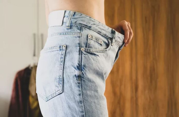 5 astuces toutes simples pour resserrer un jean à la taille