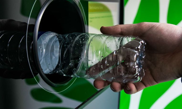 man-verdient-bijna-45-000-euro-met-inleveren-van-n-lege-fles
