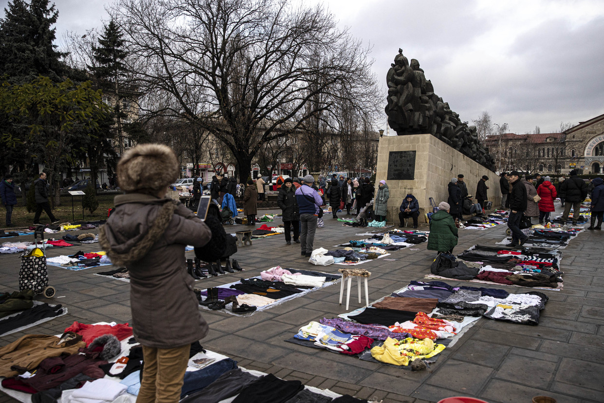Een tweedehandsmarkt nabij het treinstation van Chisinau, Moldavië. Beeld Anadolu Agency via Getty Images