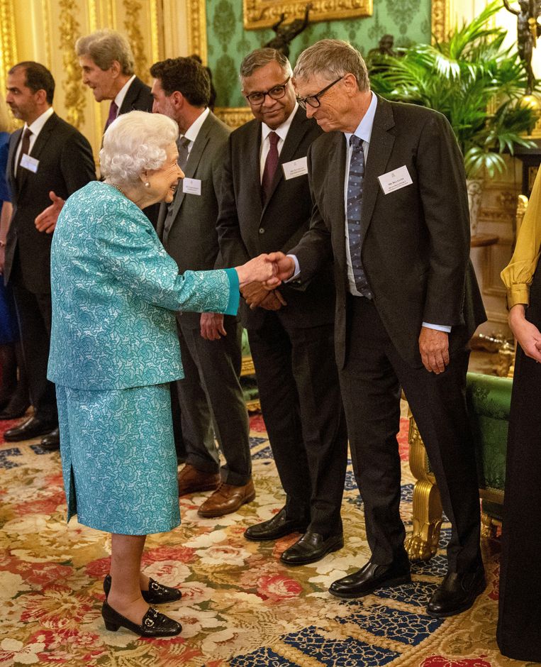 Koningin Elizabeth ontvangt onder andere Bill Gates op Windsor Castle.  Beeld AP
