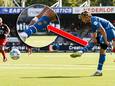 Xavi Simons (PSV) met gaten in zijn sokken.