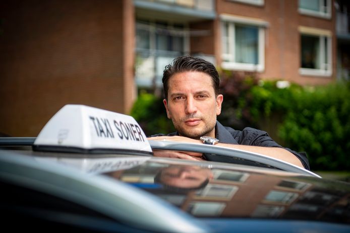 Het bedrijf van taxichauffeur Soner Gurdal viel bijna helemaal stil in de coronacrisis. Daarom besloot hij zich om te scholen tot pakketbezorger.