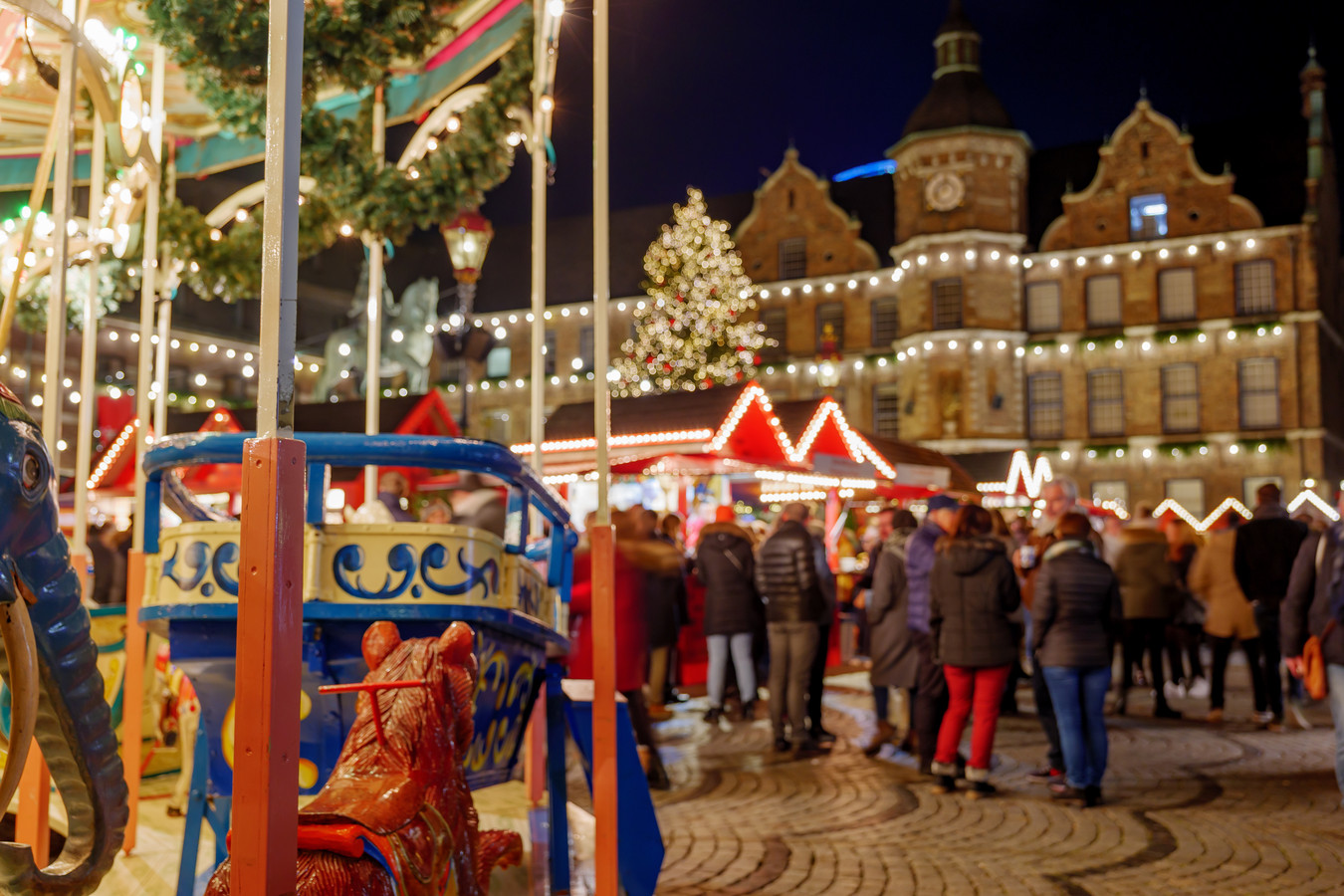 Met de bus of trein naar de kerstmarkt in Düsseldorf, Keulen, Aken en