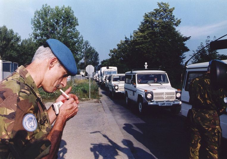Overste Thom Karremans steekt een sigaret op, terwijl het Nederlandse Dutchbat Konvooi aankomt in Zagreb op 23 juli 1995, na de Val van Srebrenica. Beeld ANP