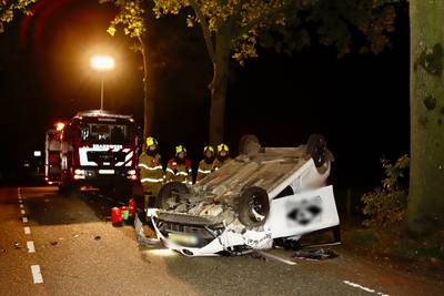 Auto raakt boom en slaat over de kop bij Wanroij, automobilist gewond