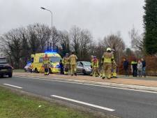 Automobiliste gewond bij ongeval in Hengelo, weg bezaaid met brokstukken