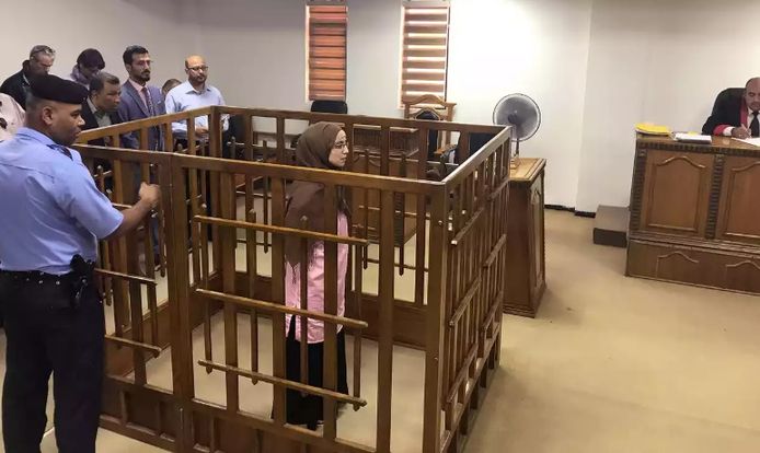 De Franse Djamila Boutoutao aanhoort haar straf in een rechtbank in Bagdad
