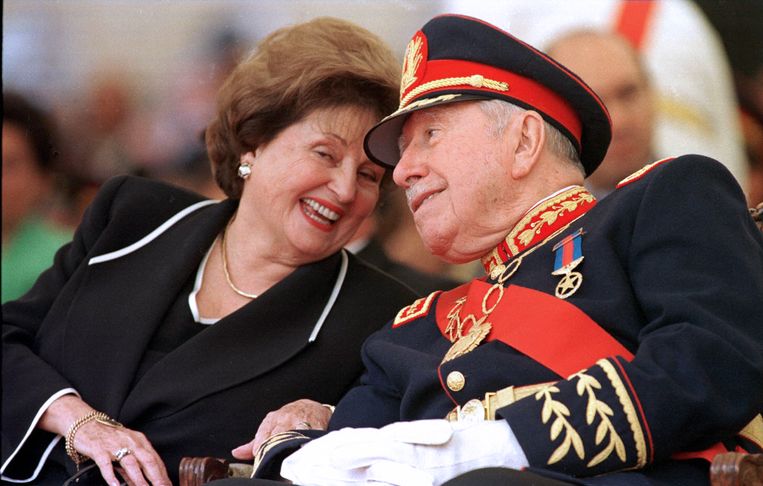 María Lucía Hiriart Rodríguez samen met haar echtgenoot, voormalig dictator Augusto Pinochet, hier in 1998. Beeld AFP