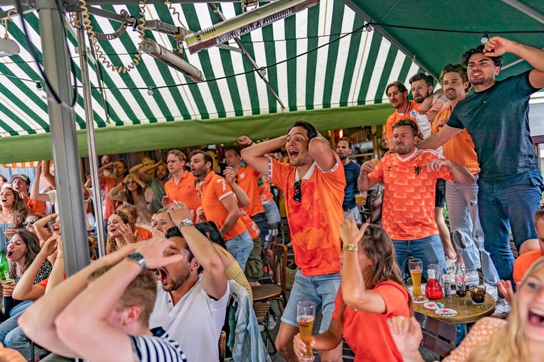  Nederlandse voetbalfans in Café Kuijper. Beeld Joris van Gennip