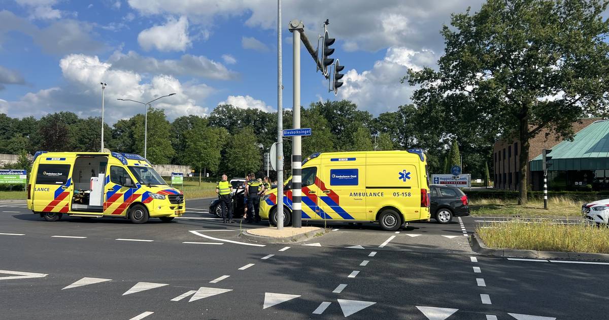 Auto’s volledig in puin na ongeluk in Elspeet: bestuurders naar het ziekenhuis.