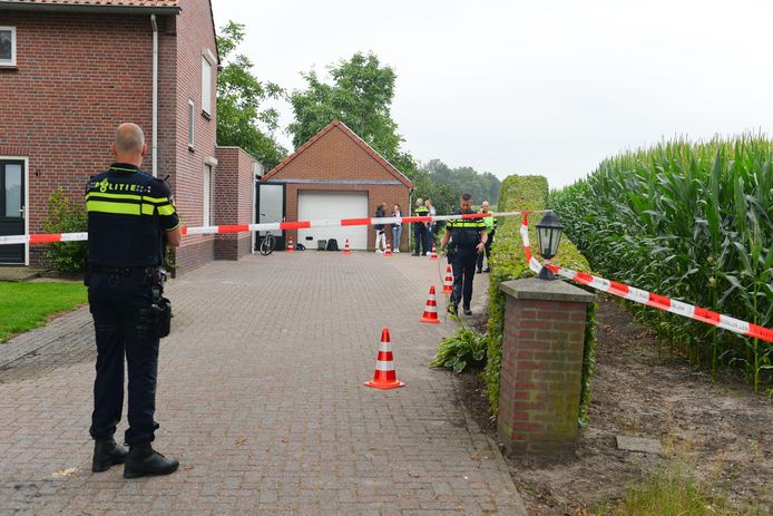 De politie deed vlak na de overval onderzoek in en rond het huis dat met politielinten is afgezet. © Fotopersburo Bert Jansen/Walter van Bussel