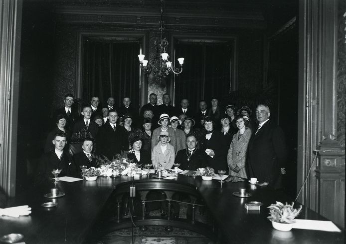 Burgemeester J. Ploegmakers met familie en raadsleden in de raadszaal na zijn installatie tot burgemeester van Oss (1932).
