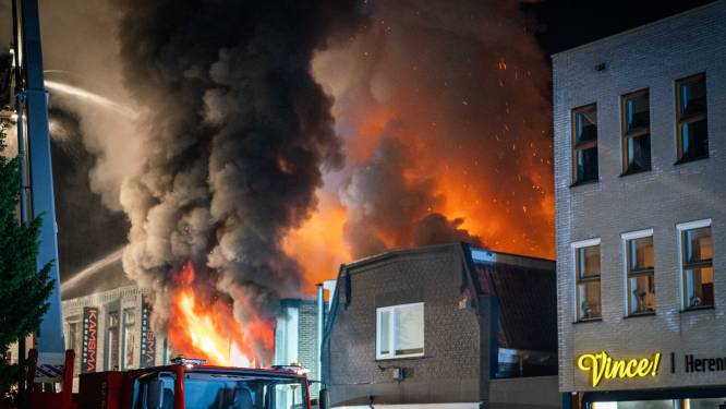 Tien panden ontruimd om grote brand bij snackbar, explosiegevaar geweken