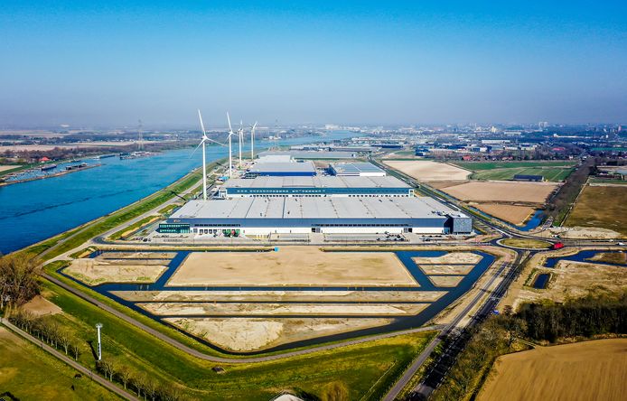 De eerste fase van het Distripark in Dordrecht loopt razendsnel vol met grote bedrijven, onder meer dankzij de goede ontsluiting en de nabijheid van de stad. Fase 2 en 3 zijn nog in aantocht.