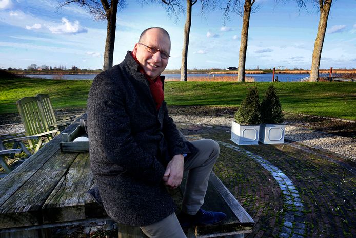 In de tuin bij burgemeester Theo Segers in Groot-Ammers. Binnenkort verhuist hij naar Giessenburg en verruilt hij het uitzicht op de rivier voor de polder.