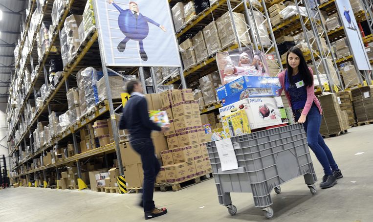 Het is druk in het distributiecentrum van Bol.com. Beeld ANP