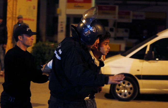 Een man wordt gearresteerd in Tunis.