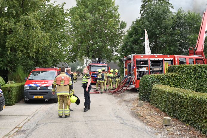 Meerdere brandweerkorpsen zijn dinsdagavond uitgerukt voor een grote brand bij een champignonkwekerij aan de Groensestraat in Hurwenen.