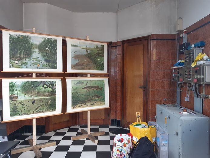 De expositie van Ernst Raaphorst in het brugwachtershuisje van de Oranjebrug in Schiedam.