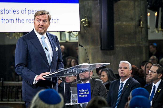 Koning Willem-Alexander houdt een toespraak in de Portugese synagoge voorafgaand aan de openingsceremonie van het Nationaal Holocaust Museum.