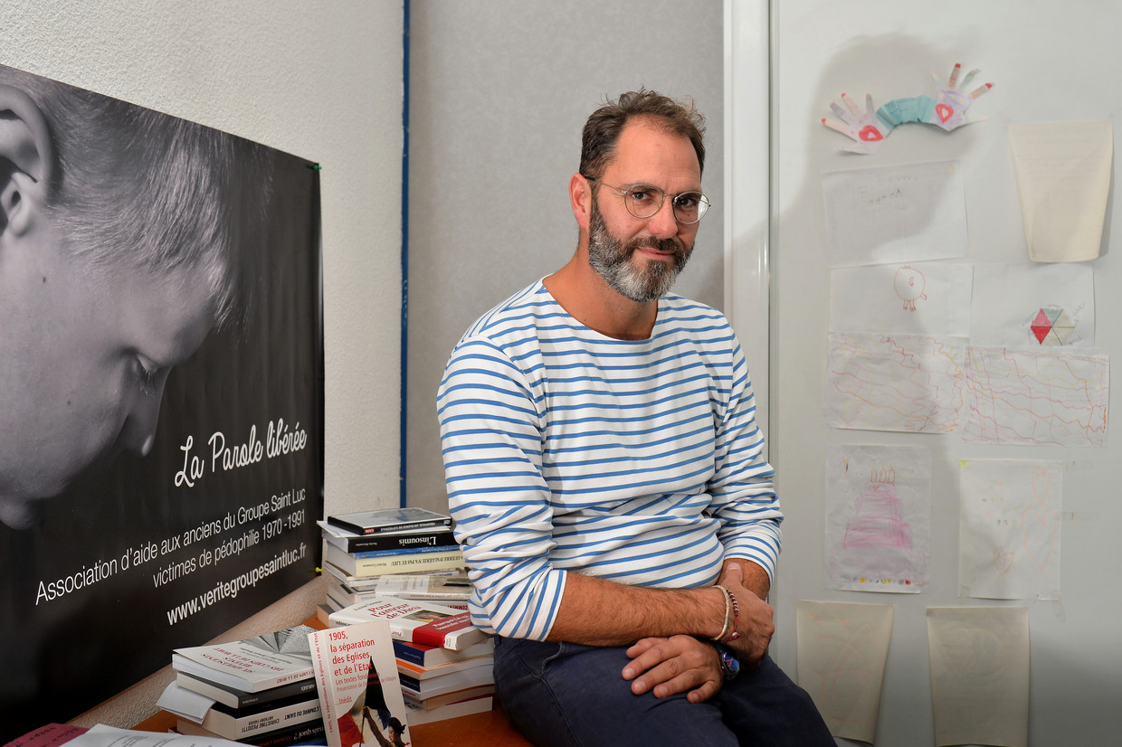 ‘Ik stel voor dat paus Franciscus eens met vuile voeten door zijn instituut gaat. Wat let hem? Hij heeft God aan zijn zijde.’ Beeld Frederic Chambert / Panoramic/ Photonews