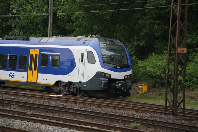 Het voorste treinstel stond naast het spoor.