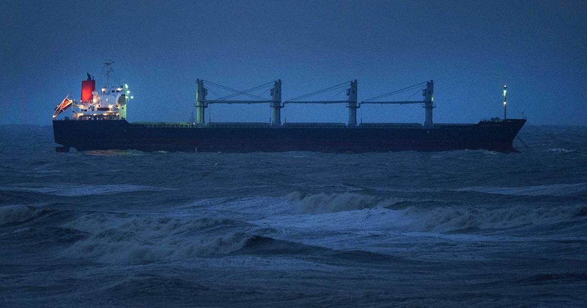 Una nave mercantile è in difficoltà al largo delle coste della Bretagna dopo che a bordo è scoppiato un incendio e il suo equipaggio è stato evacuato |  al di fuori