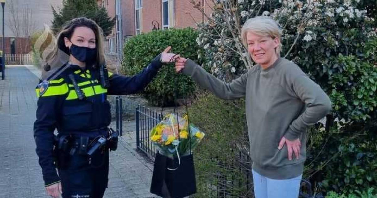 Bloemen voor ‘helden' die ingrepen bij steekpartij in Oosterheems restaurant.