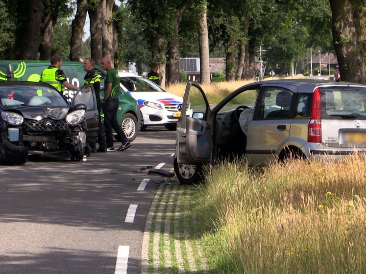Twee gewonden bij frontale botsing in Hellendoorn
