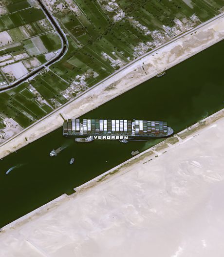 ‘Blokkeerschip’ Suezkanaal arriveert in Rotterdam, met hulp van extra loods en sleepboot