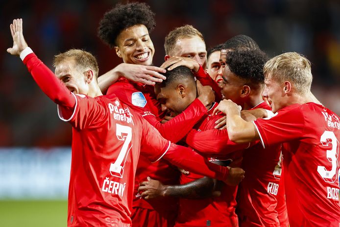 Doelpuntenmaker Danilo krijgt de knuffels van zijn ploeggenoten als hij FC Twente op een 2-0 voorsprong heeft gezet.