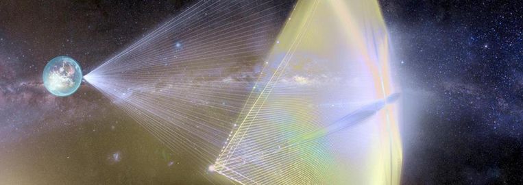 Impressie van een lichtzeil dat met een laser tot eenvijfde van de lichtsnelheid wordt versneld. Beeld Breakthrough Initiatives