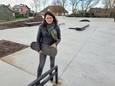 Schepen Pascale Baert op het nieuwe skatepark, inclusief board.