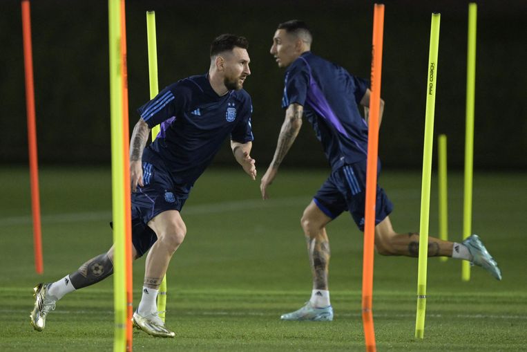 Lionel Messi en Angel di María op training. Beeld AFP