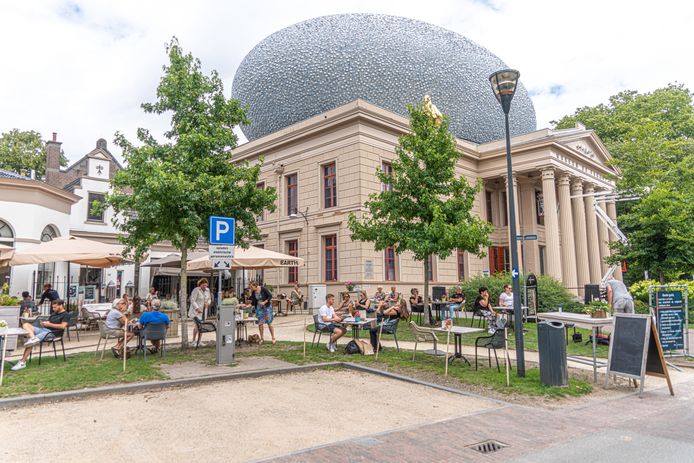 Tafels en stoelen tot bijna op de parkeerplaats bij Villa Suikerberg. Door corona groeien terrassen in Zwolle tot op bijzondere plekken.