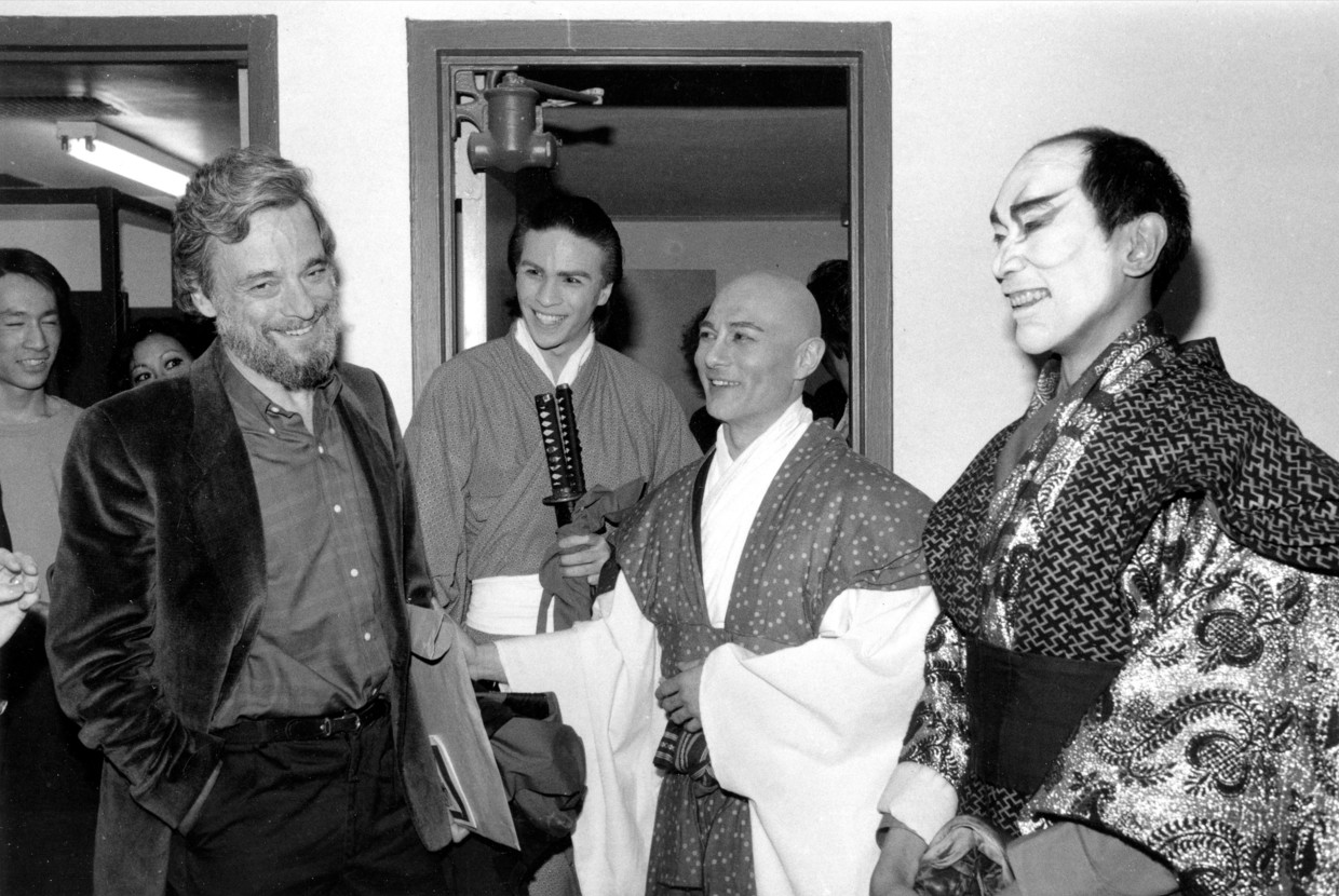 Stephen Sondheim (links) met de cast van Pacific Overtures in 1984.  Beeld AP