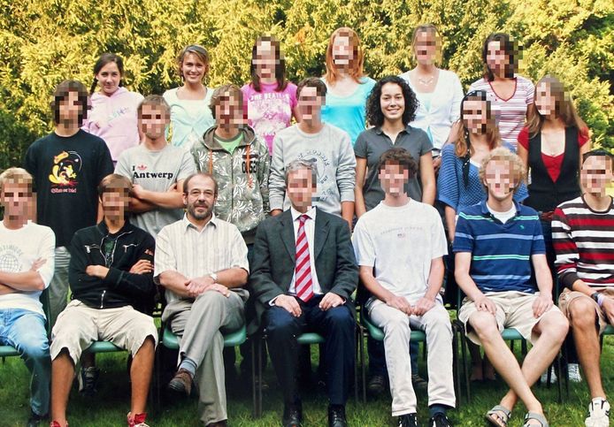 Klasgenote Brigitte (linksboven), daarnaast Charlotte Anne Bongaerts, midden vooraan klastitularis Luc.
Het zesde middelbaar.