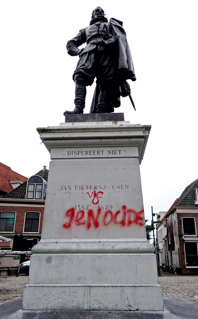 Het dinsdag bekladde standbeeld van Jan Pietersz. Coen in Hoorn: 'met terugwerkende kracht een misdadiger'. Beeld Eric Molenaar / HMC