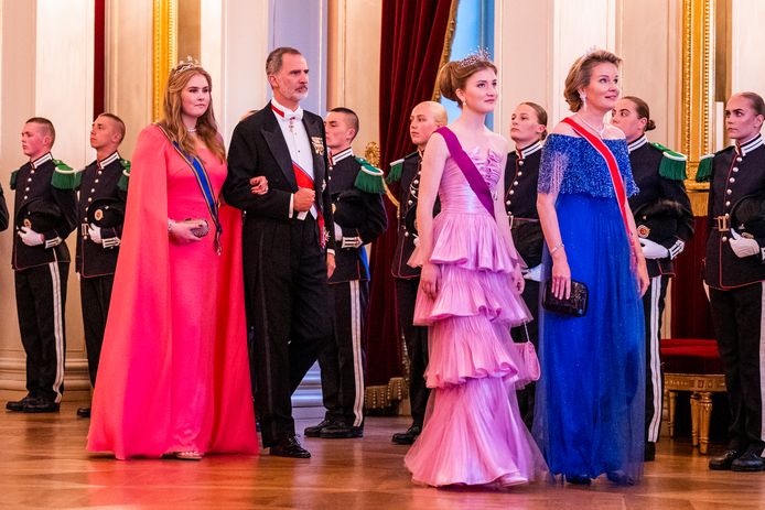 Prinses Elisabeth en koningin Mathilde, gevolgd door de Nederlandse prinses Amalia.